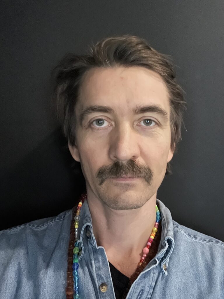 Martin Ullitsdahl er med i Mythos som musiker hos Teater Nordkraft I sæson 25/26